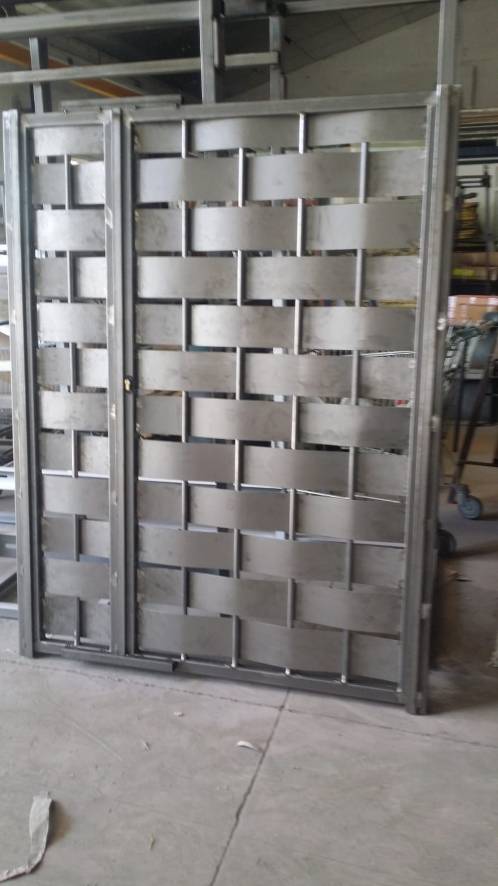 Puerta metálica de cerrajería fabricada a medida