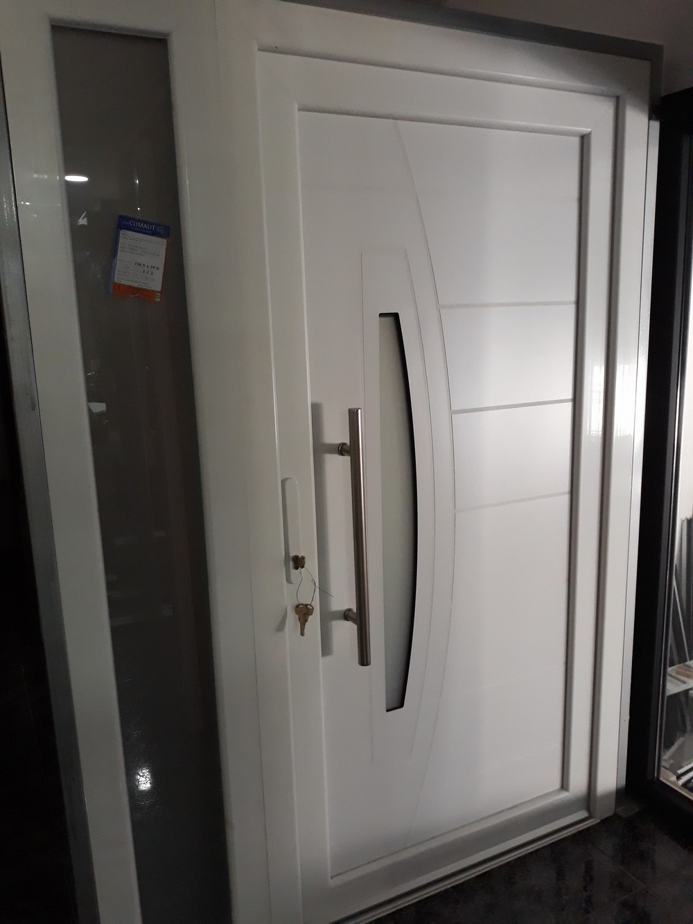Ejemplo de puerta de entrada de aluminio a medida